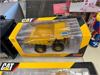 CAT 793F Mining Truck 1:50 Scale in box