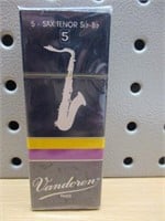 5 Saxophone Tenor SR2235 Reeds