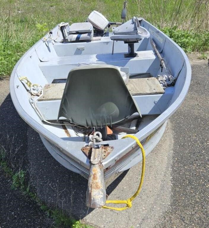 1995 14' Alumacraft Boat w/ 6HP Evinrude Motor