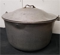 Vintage lightweight cooking pot with lid 7X 14 in