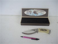 STYLE CARVED BEAR COLLECTOR KNIFE W/DISPLAY BOX