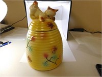 BEEHIVE COOKIE JAR W/CAT LID