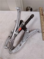 Puller with 6-in jaws