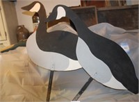 2 YARD GEESE DECORATIONS - APPROX 37"