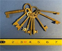 Ring of 9 antique skeleton keys. See pics