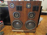 2 Speakers vintage sur roulettes
