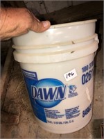 5 gal bucket, rope, and stack of 2.5 gal buckets