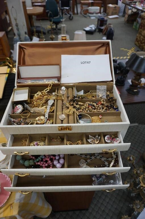 3-drawer jewellery box with costume jewellery,