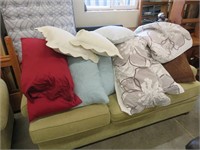 Lot of pillows and one quilt