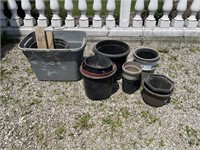 Lot of plastic flower pots in tote with no lid