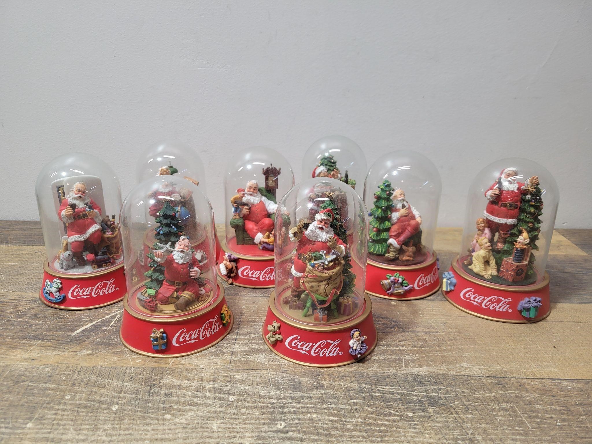 (8) Santa Coca-Cola Globes.