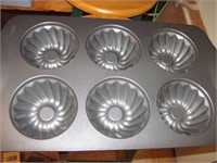K-620 Wilton Mold Baking Pan, Cooling Racks