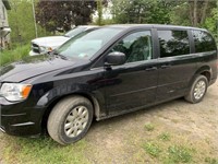 2010 TOWN AND COUNTRY VAN
