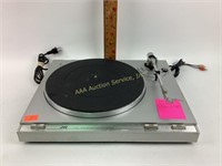 JVC L- 821 turntable turns on and spins
