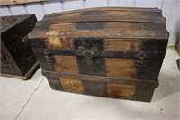 Dome top trunk with tray