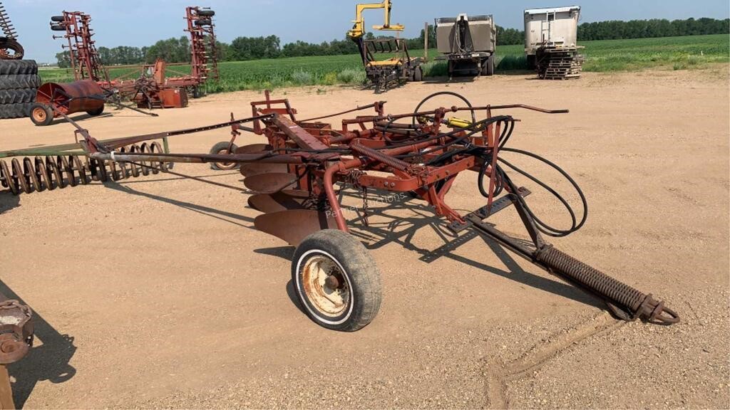 International 70 6 Bottom Plow w/ Packers