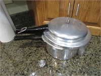 pressure cooker w/whistle