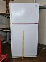 Refrigerator w/ icemaker