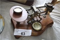 ANTIQUE SCALE WITH WEIGHTS