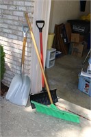 scoop shovel,snowshovels,driveway markers & items