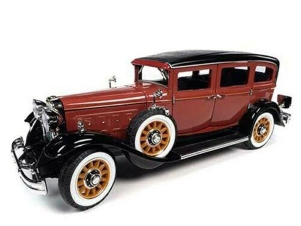 Peerless Master 8 Sedan - Scale: 1:18