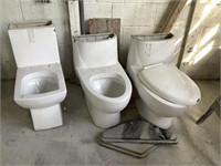 3 toilettes en porcelaine