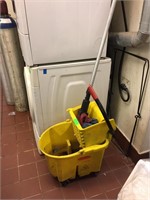 Rubbermaid Mop & Bucket W/ Wringer