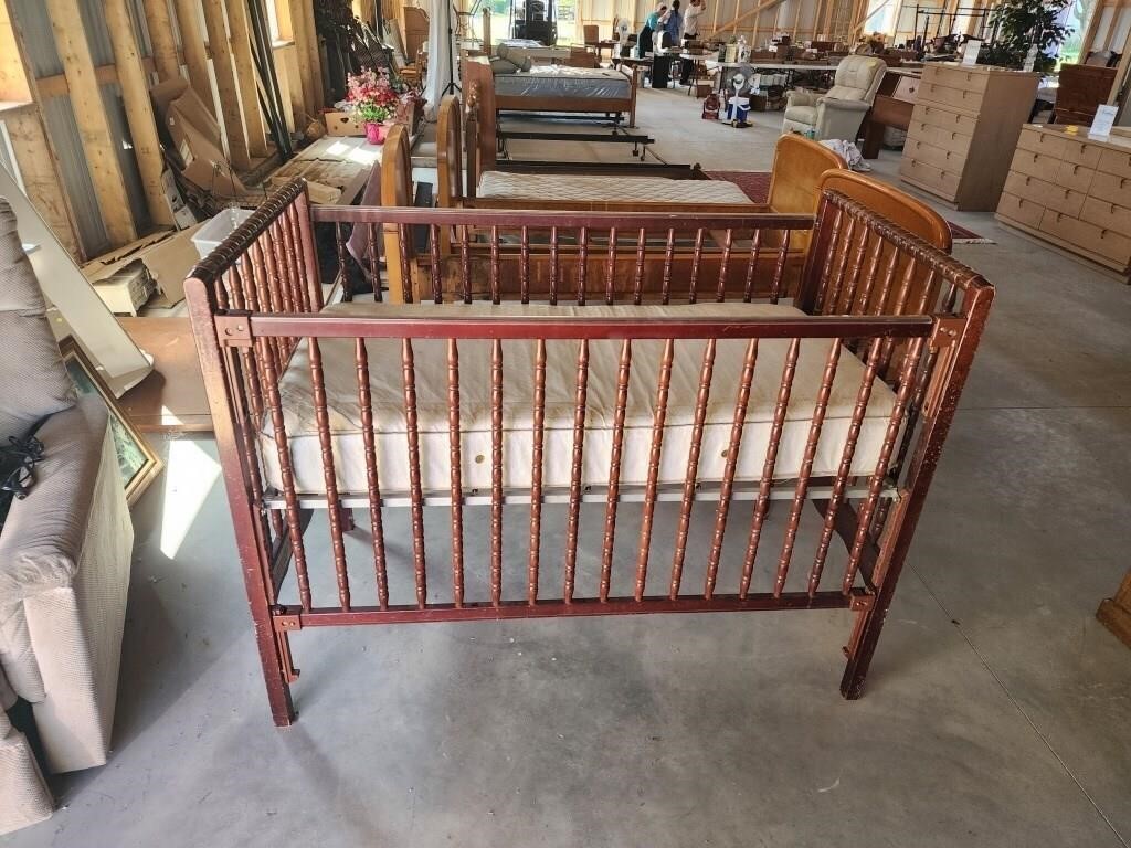 Adjustable height baby crib