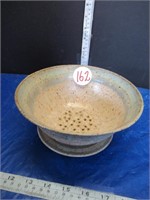POTTERY SOAP DISH/STRAINER W/ BASE