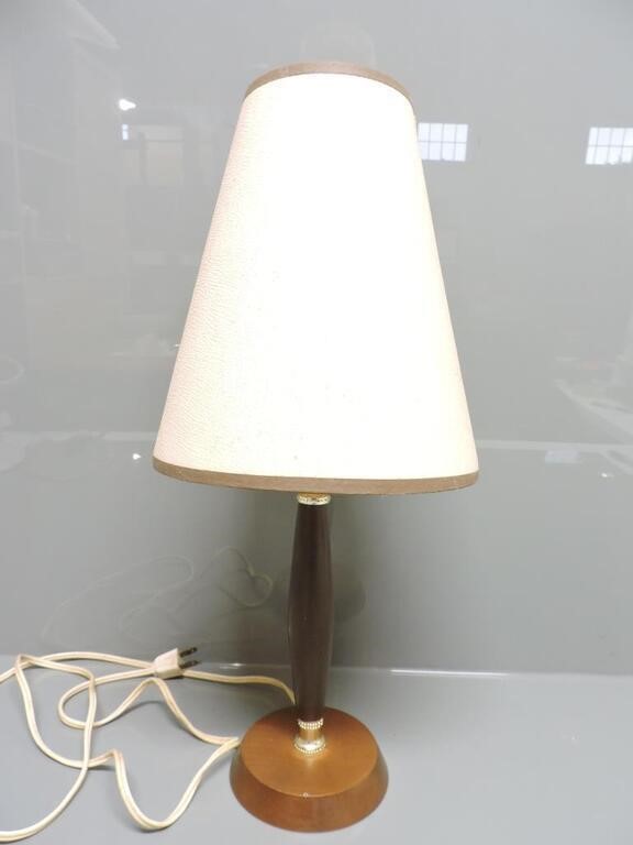 WOOD TABLE LAMP W/LAMP SHADE 18"T