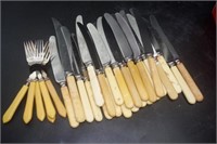 Collection vintage 'bone' handle knives