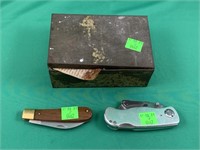 Lot Tin & Contents, 2 Jack Knives