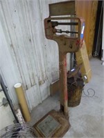 Vintage Peoples scale (approx. 71" H)