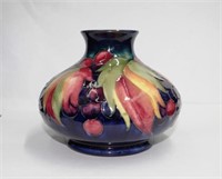 Good Moorcroft 'Leaf & Berry' vase