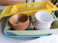 Lot of plastic and metal kitchen items