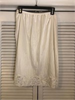 VINTAGE VANITY FAIR HALF SLIP LARGE