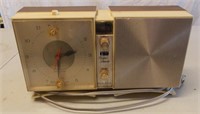 Vintage Arwin Clock Radio