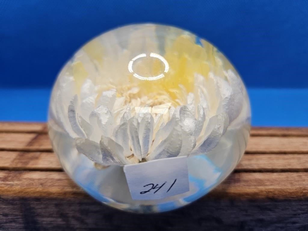 PAPER WEIGHT WITH WHITE AND YELLOW FLOWER
