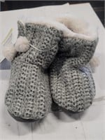 (Size 8.5) Fluffy / Woven Slippers