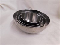 4 stainless steel mixing bowls. Largest is 9"