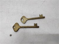 pair large brass skeleton keys
