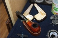 VINTAGE PIPE IN STAND - PIPE CASE
