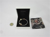 Bracelet Pandora avec breloques
