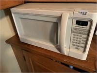 HAMILTON BEACH MICROWAVE, IN GOOD CONDITION