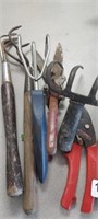 LARGE LOT OF GARDEN TOOLS