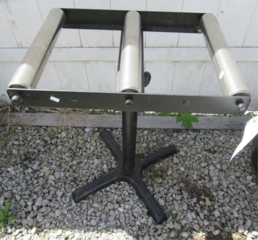 3-Roller stand.