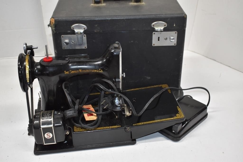 Antique Singer Featherweight Portable Sew Machine