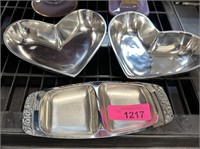 LOT OF METAL TRAYS / BOWLS