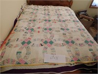 double wedding ring quilt 67 x 78 (great shape)