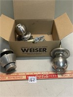 WEISER DOOR KNOB SET MIGHT HAVE BEEN USED